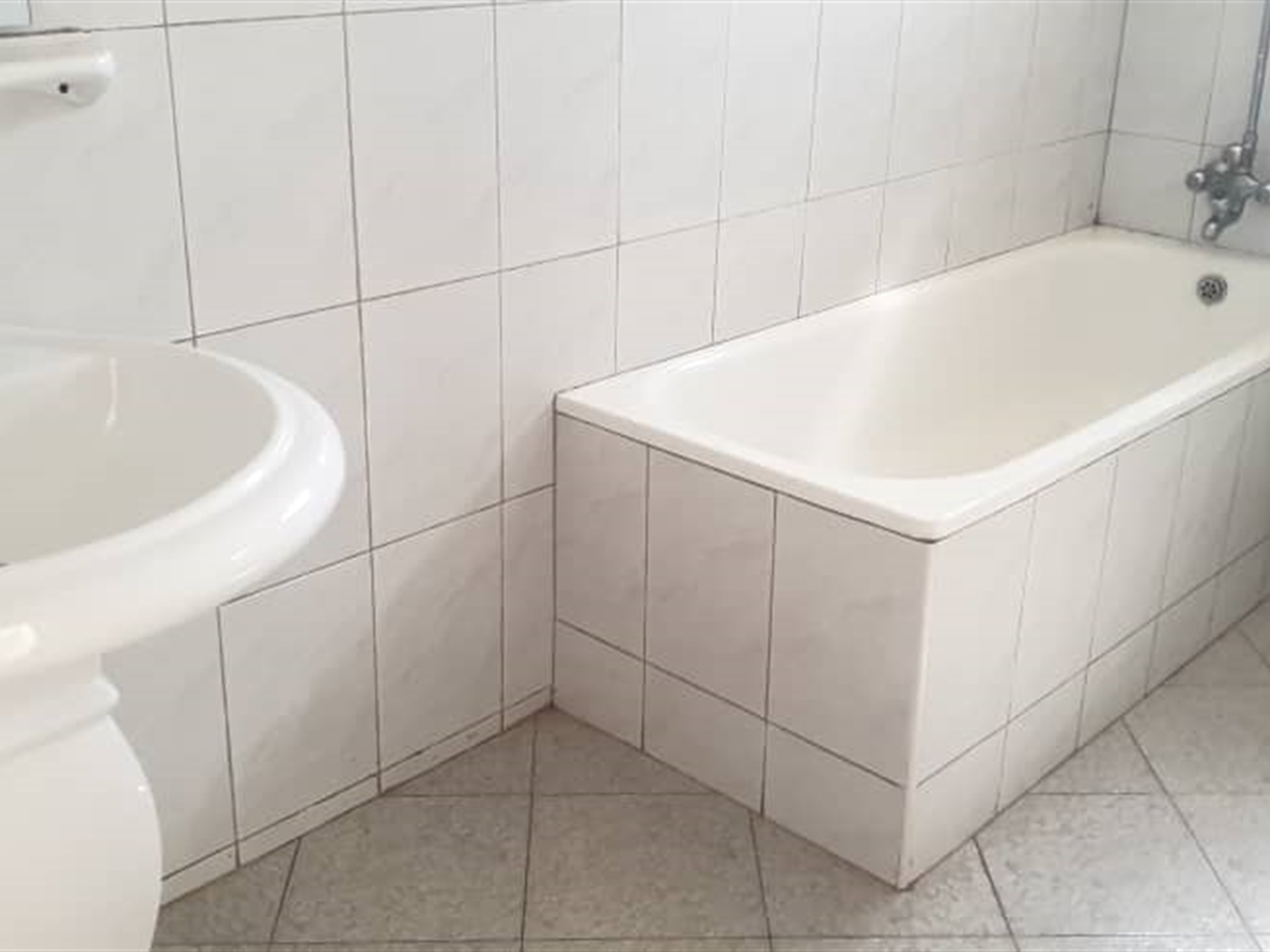 5 bedroom Storeyed house for rent in Muyenga Kampala Uganda