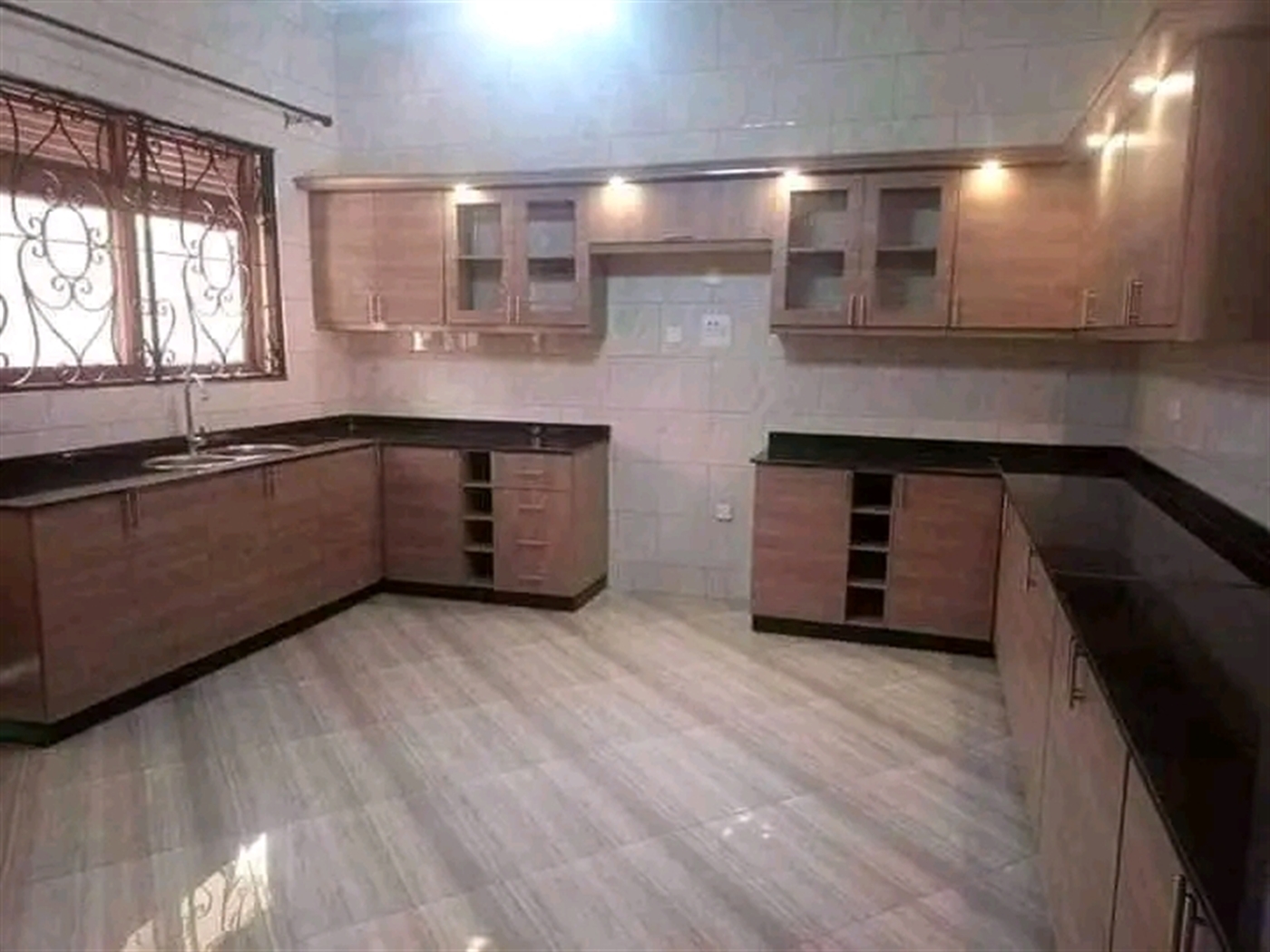 4 bedroom Bungalow for sale in Mutungo Kampala Uga...