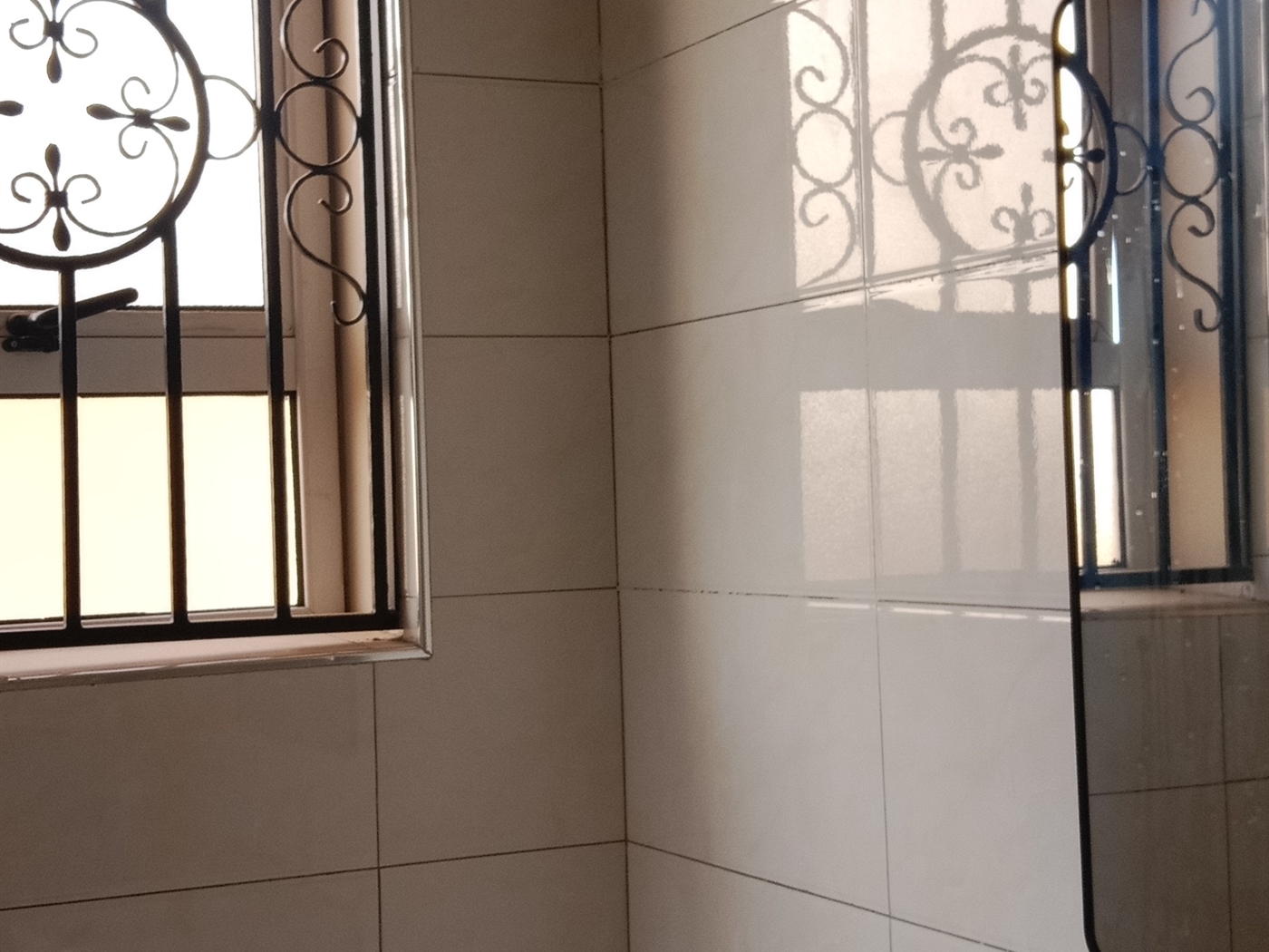 6 bedroom Storeyed house for sale in Munyonyo Kampala Uganda
