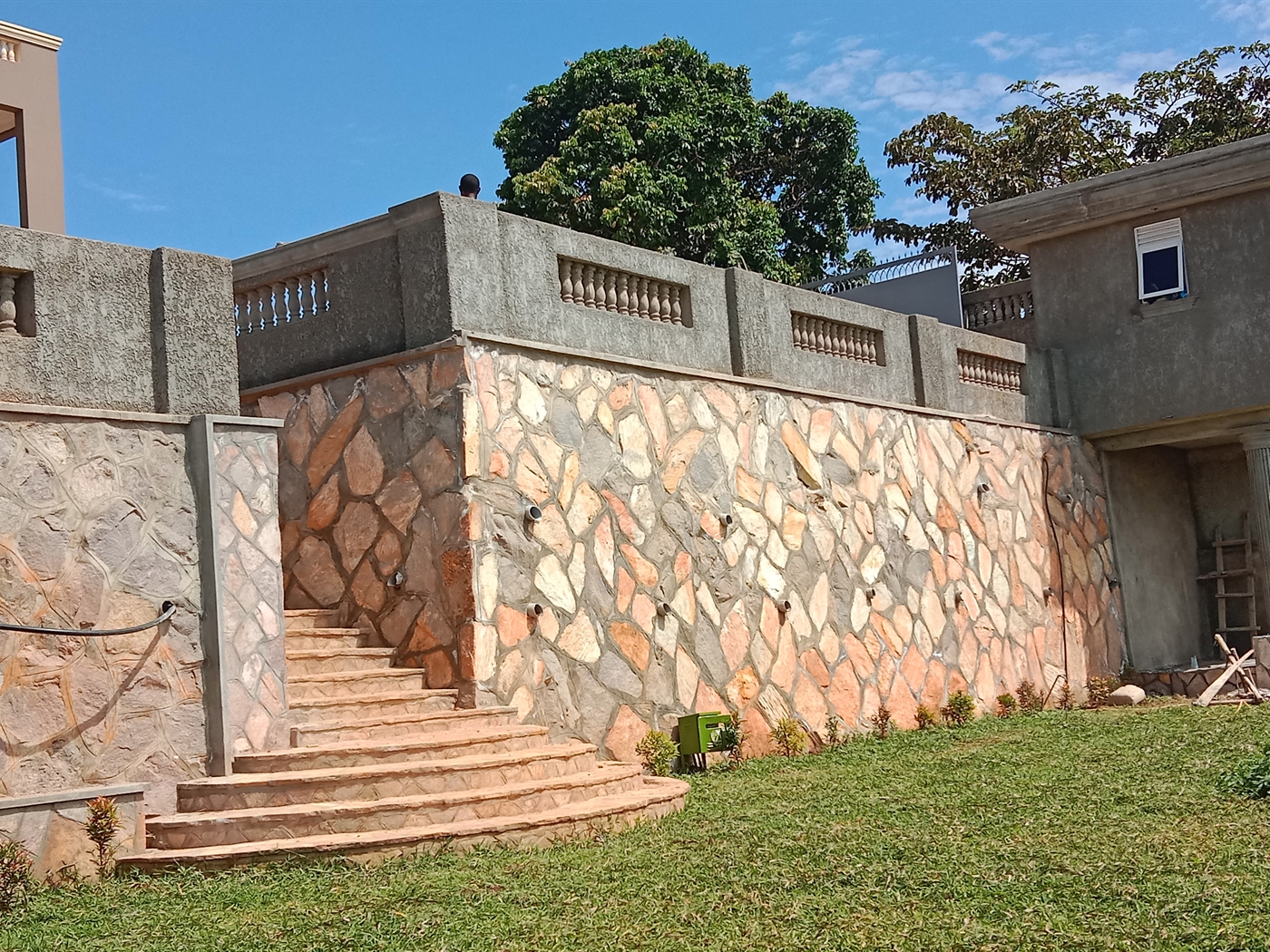 6 bedroom Storeyed house for sale in Munyonyo Kampala Uganda