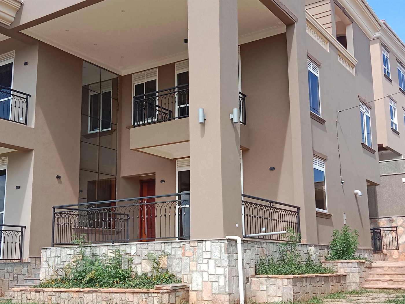 6 bedroom Storeyed house for sale in Munyonyo Kampala Uganda