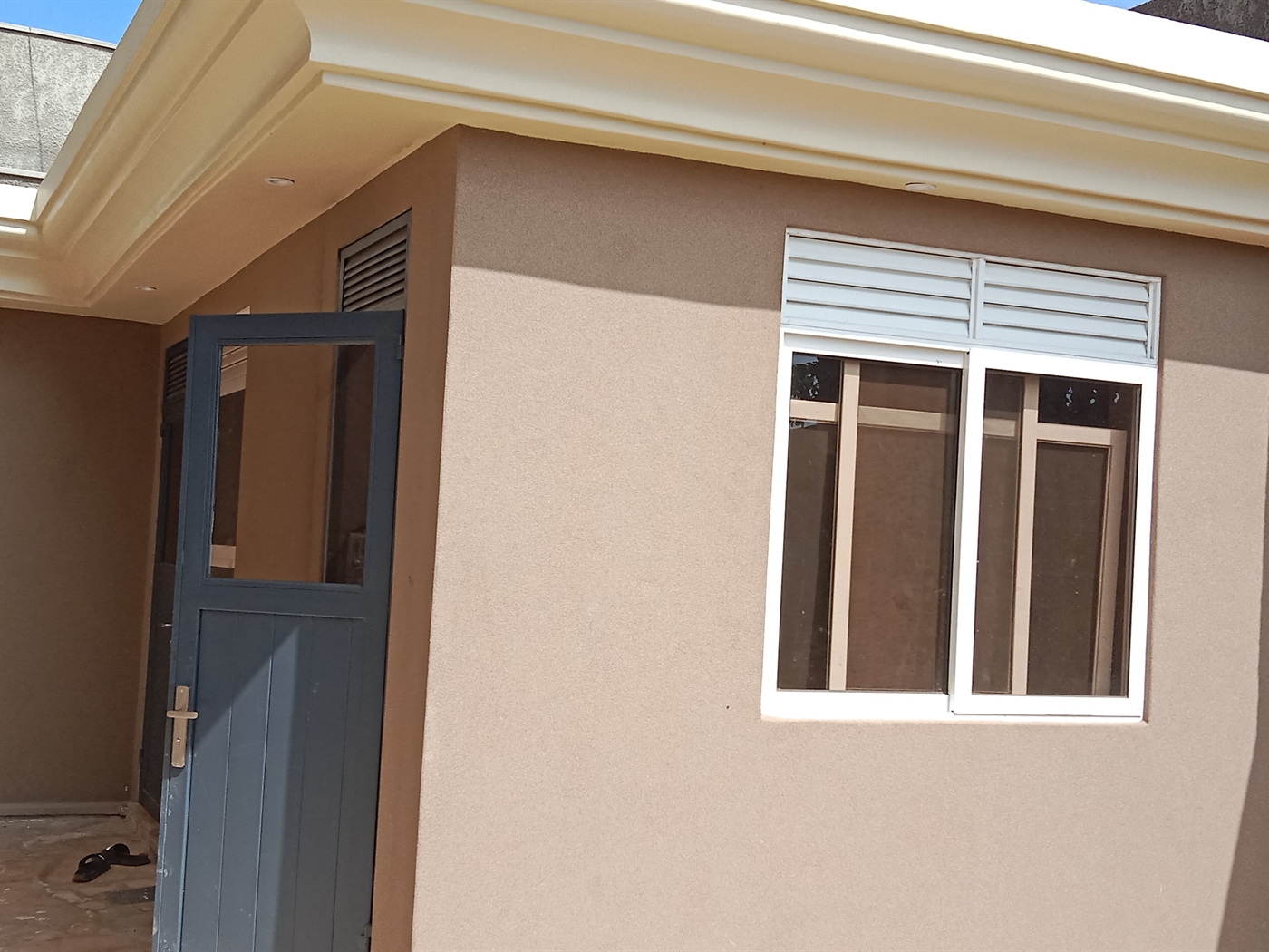 6 bedroom Storeyed house for sale in Munyonyo Kampala Uganda