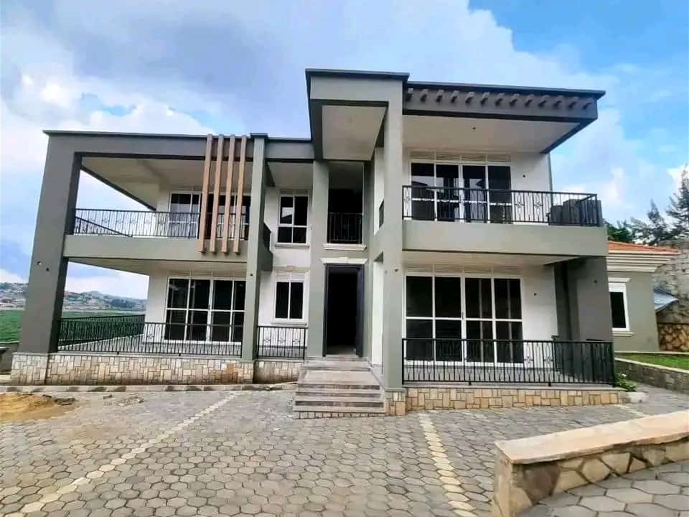 6 bedroom Storeyed house for sale in Munyonyo Kamp...
