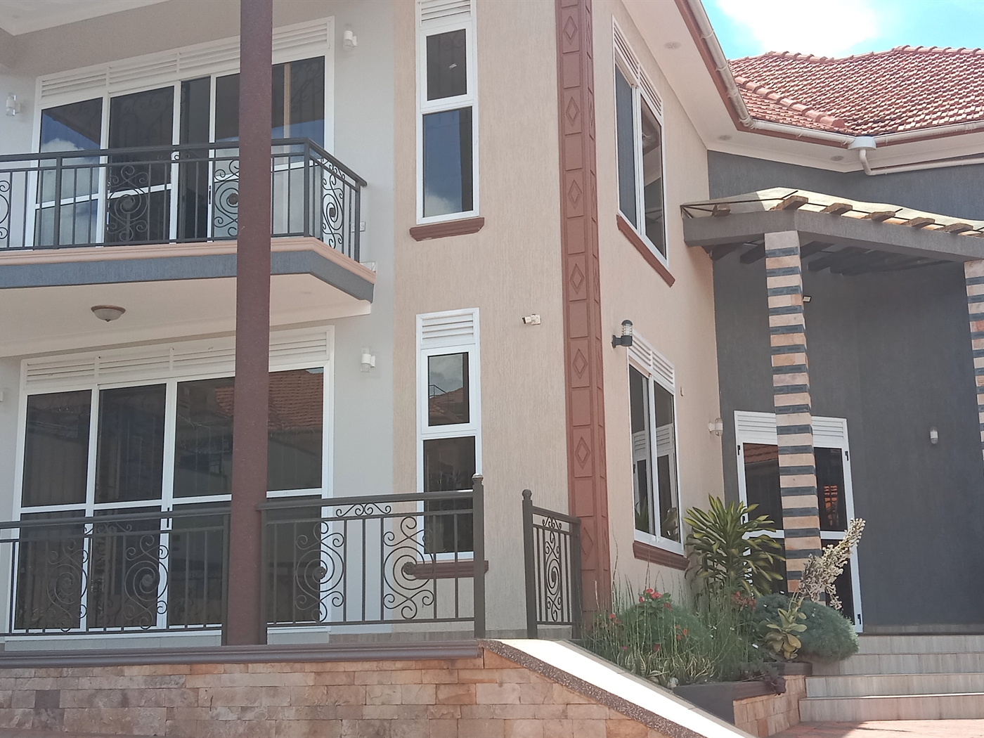 5 bedroom Storeyed house for sale in Akright Waki...