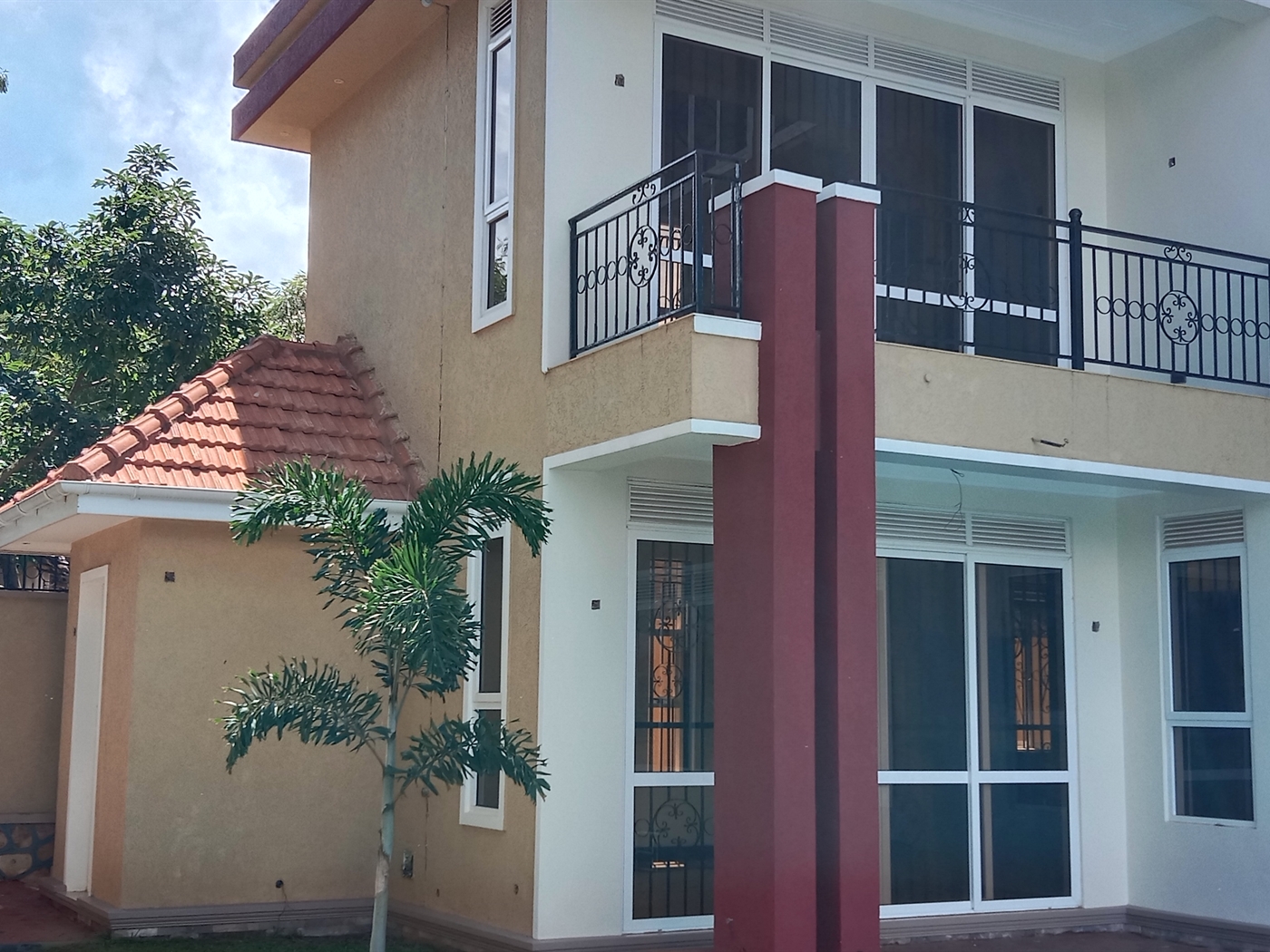 5 bedroom Storeyed house for sale in Munyonyo Kampala Uganda