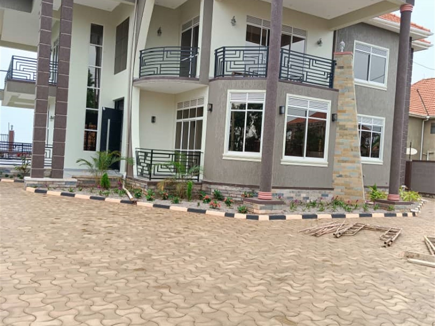5 bedroom Storeyed house for sale in Akright Wakis...