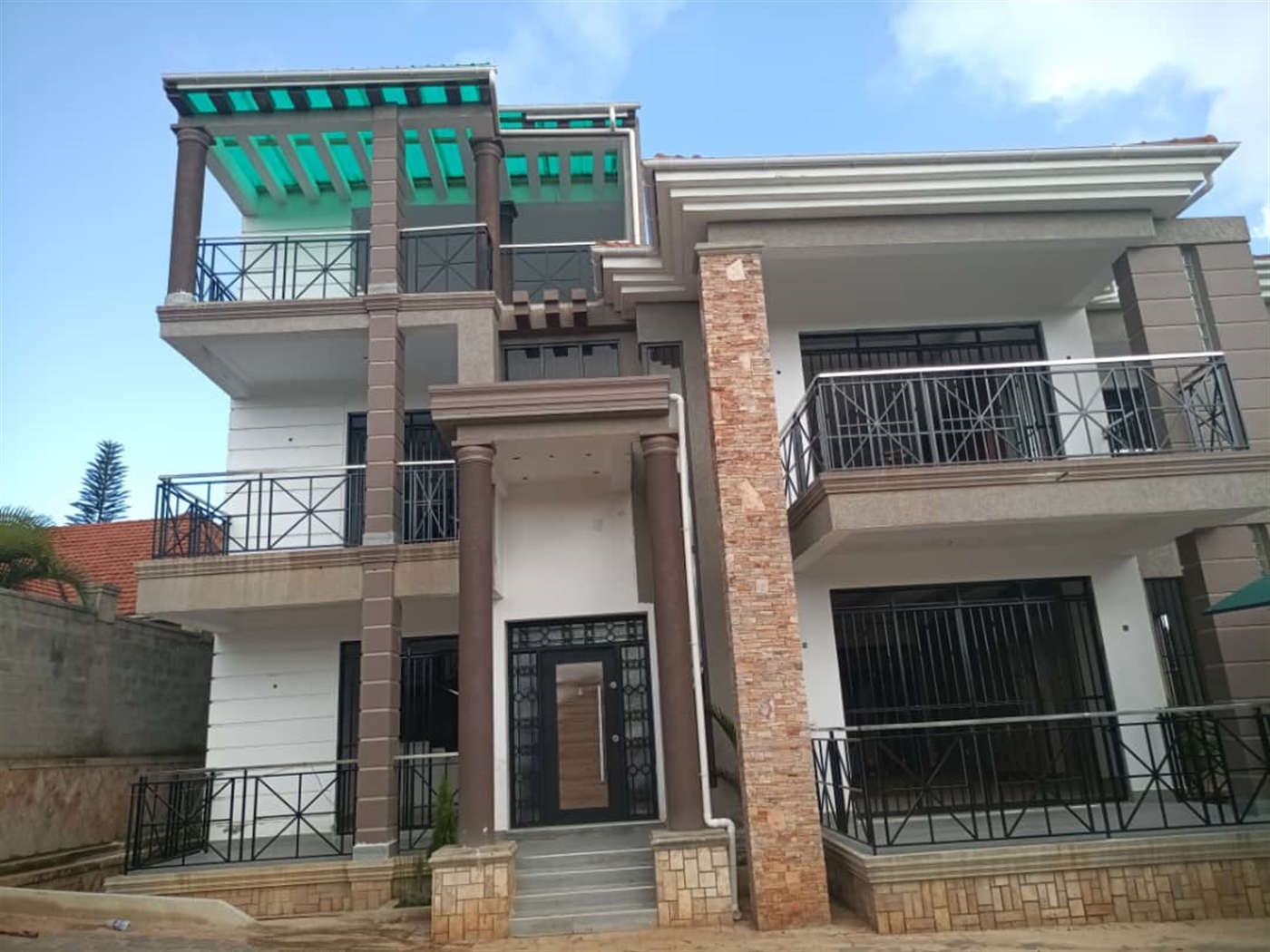 8 bedroom Storeyed house for sale in Ssekiwuga Wak...