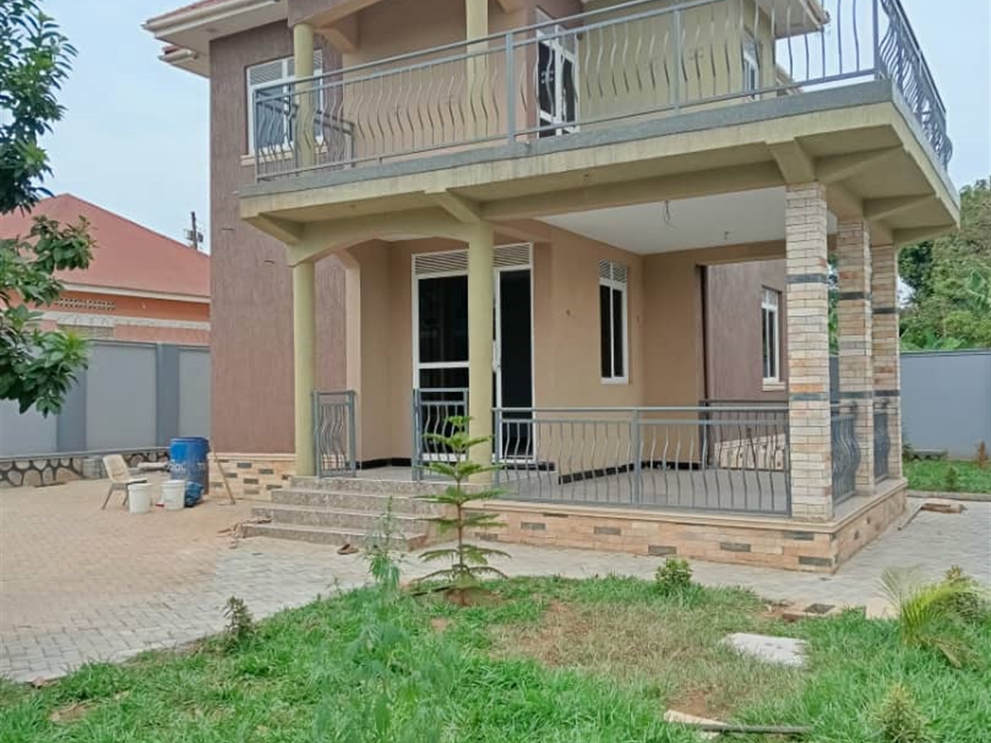 3 bedroom Storeyed house for sale in Bweyakajjansi...