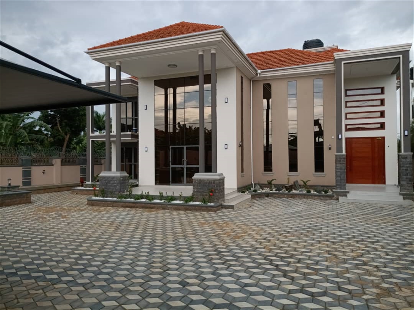6 bedroom Storeyed house for sale in Bwebajja Wakiso Uganda