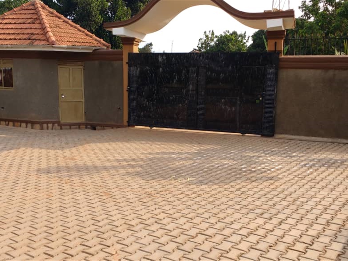 5 bedroom Storeyed house for sale in Kitubulu Wakiso Uganda