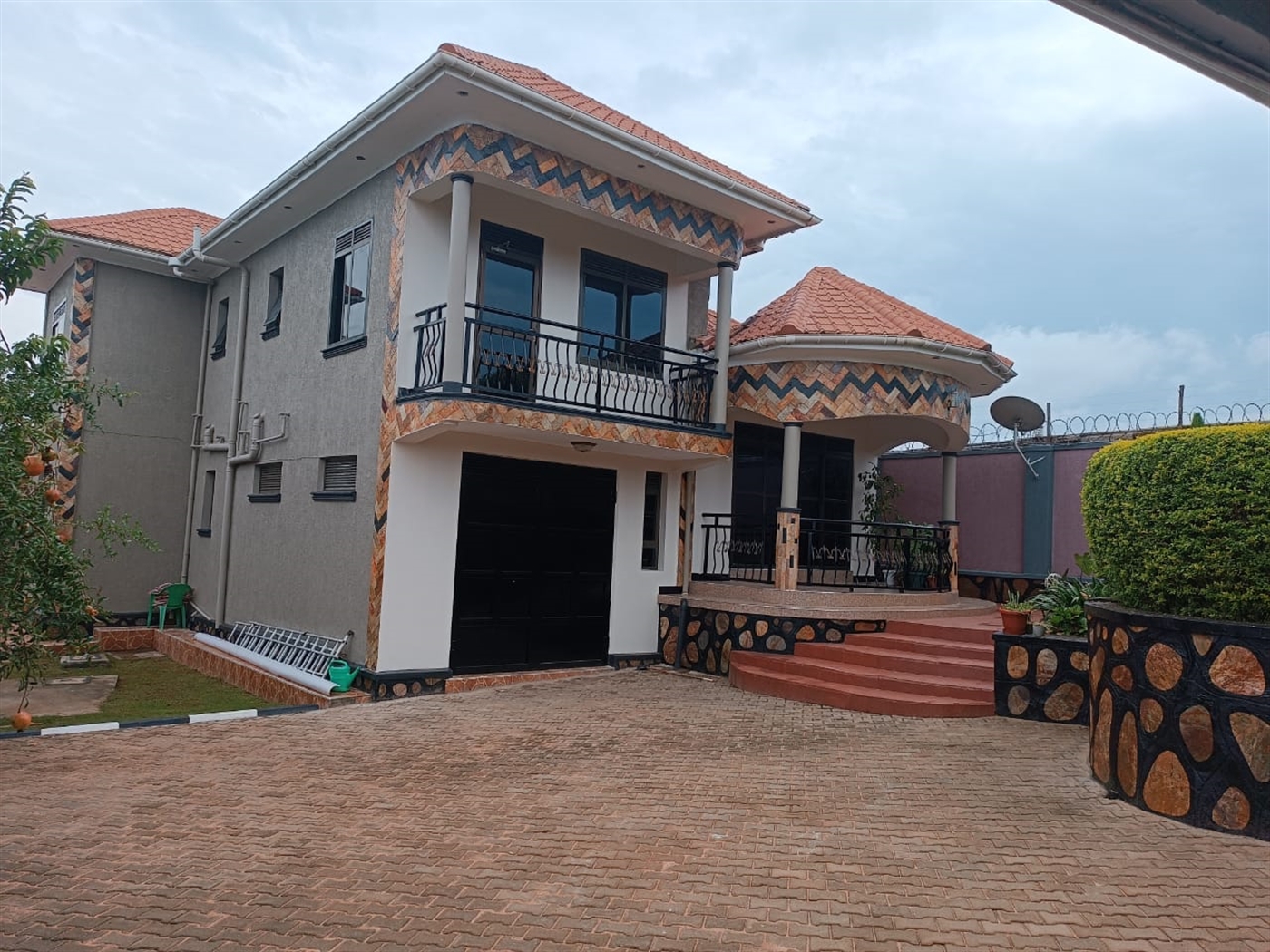 4 bedroom Storeyed house for sale in Kawuku Wakiso...