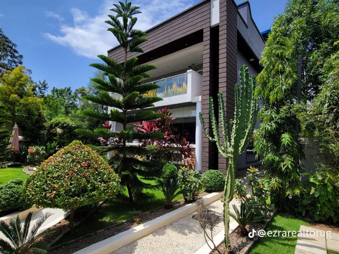 4 bedroom Storeyed house for sale in Kyanjakungu Kampala Uganda