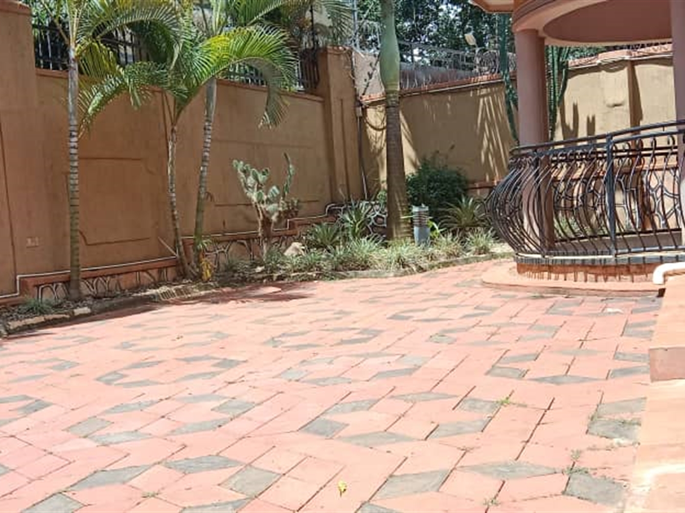  4 bedroom Bungalow for rent in Bukoto Kampala Uganda
