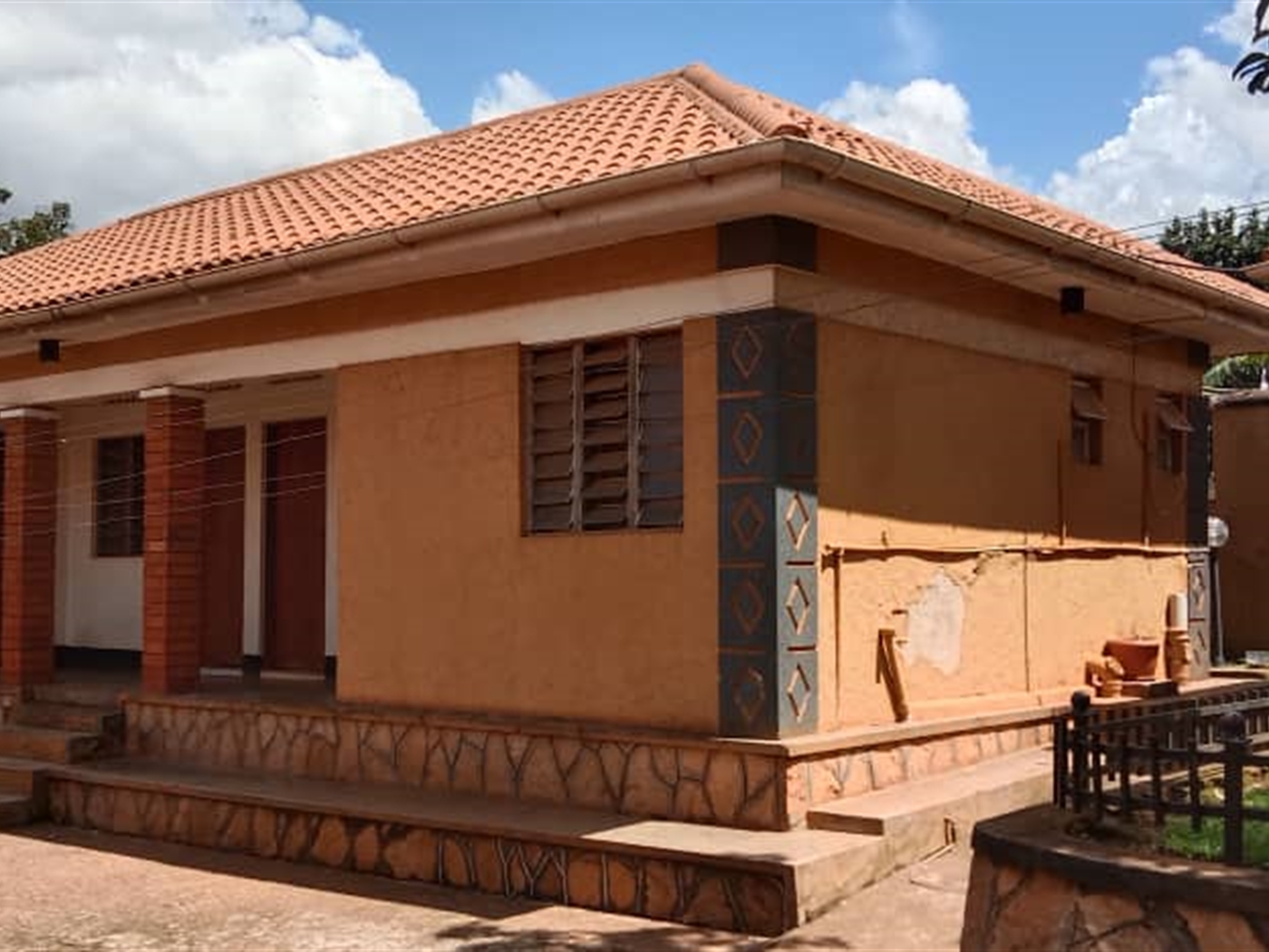  4 bedroom Bungalow for rent in Bukoto Kampala Uganda