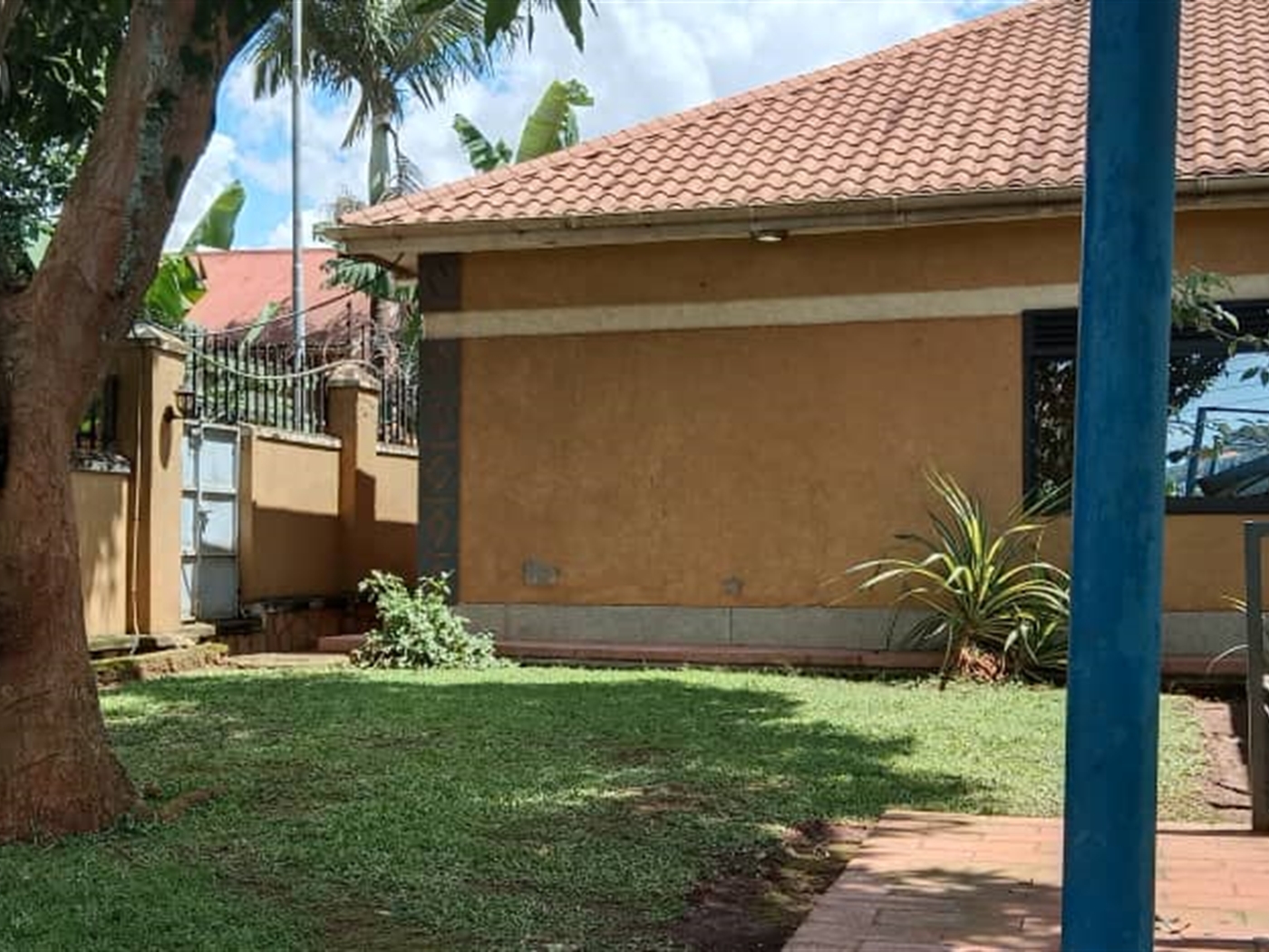  4 bedroom Bungalow for rent in Bukoto Kampala Uganda