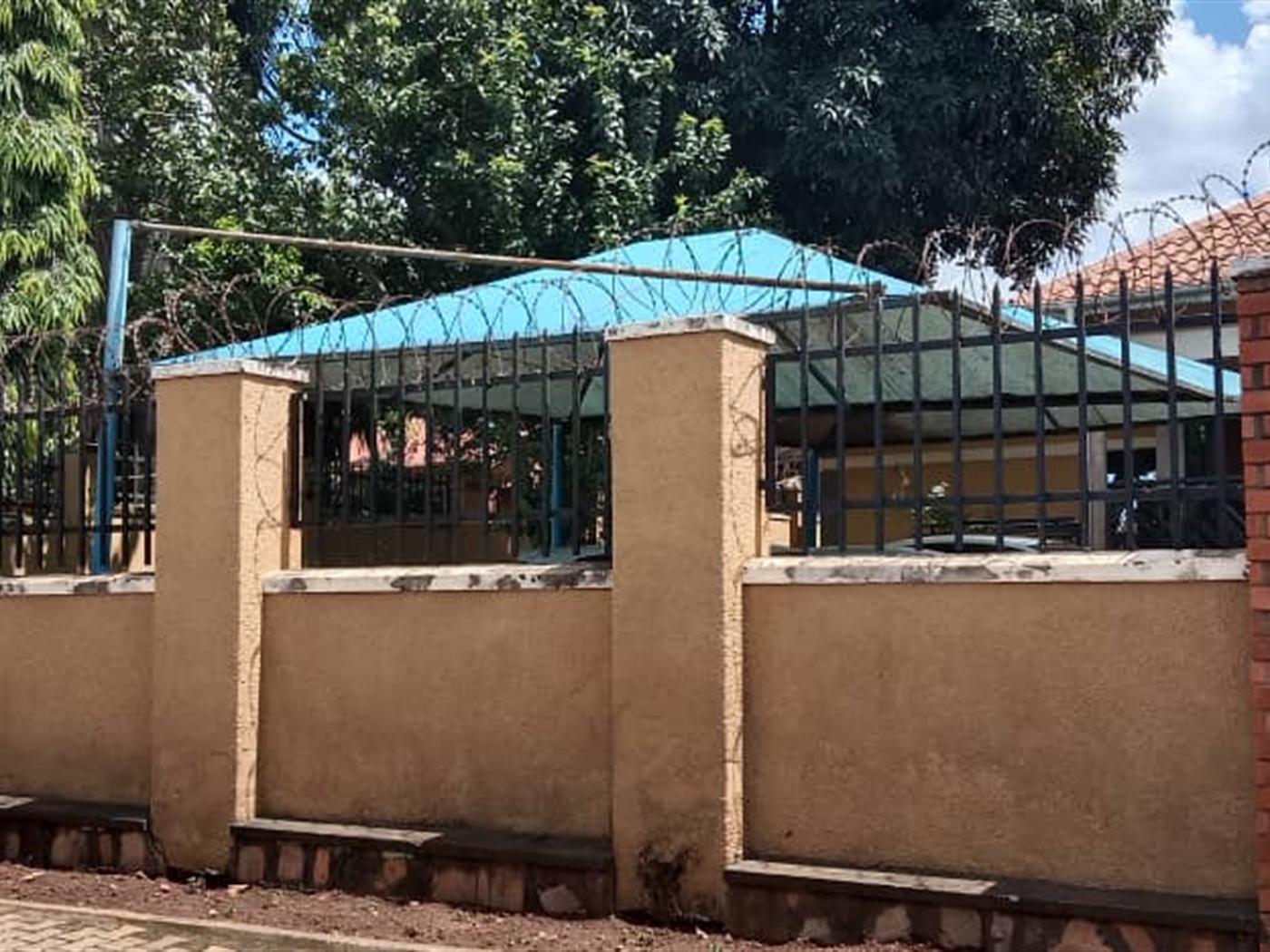  4 bedroom Bungalow for rent in Bukoto Kampala Uganda