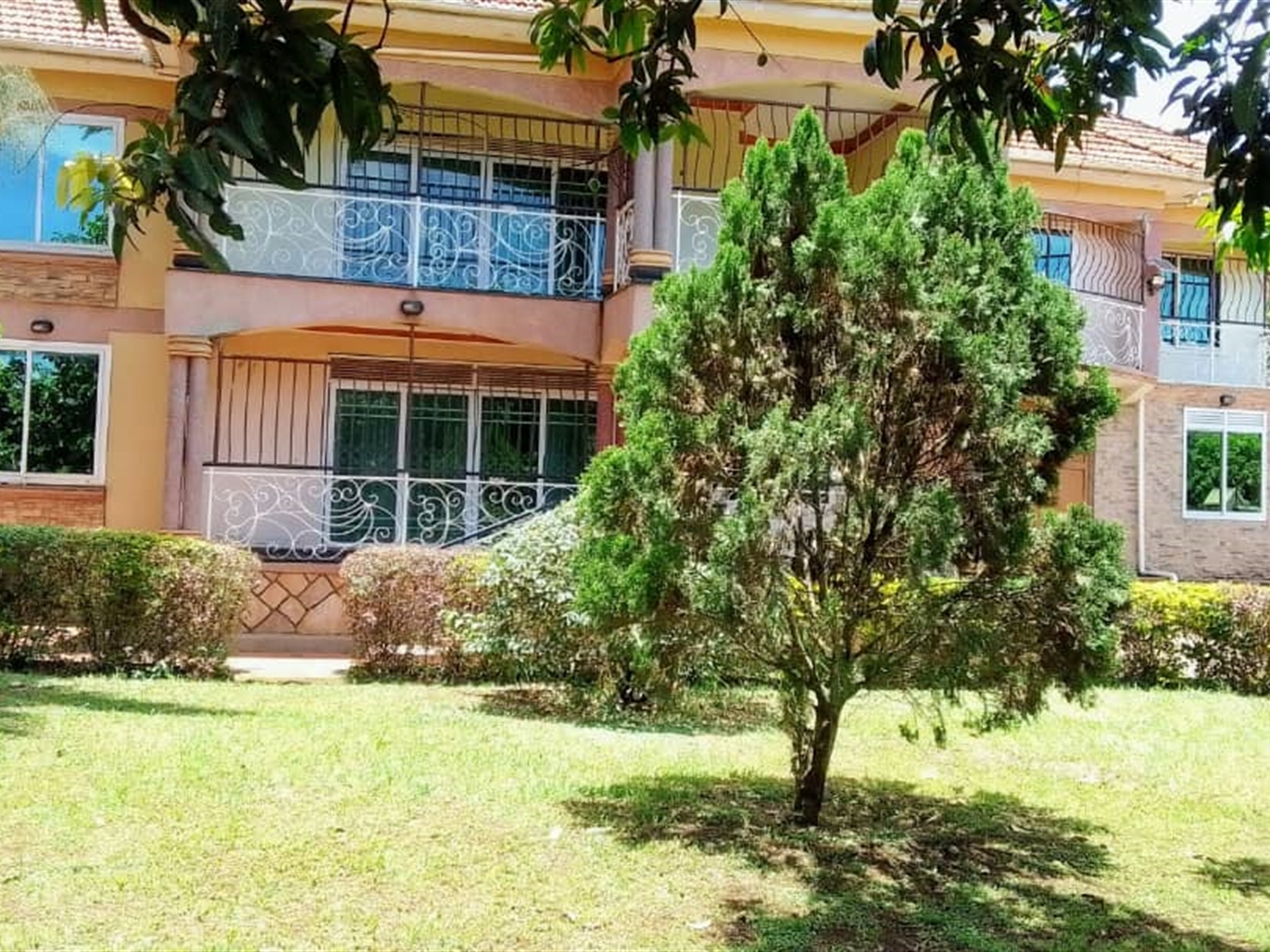 9 bedroom Storeyed house for rent in Kitende Wakiso Uganda